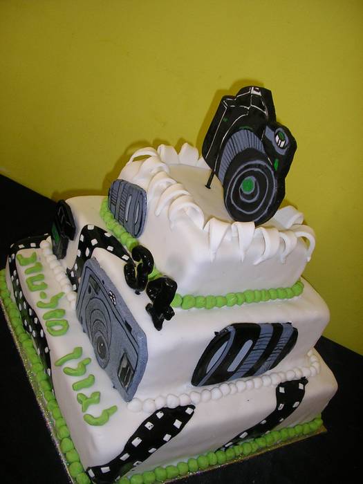 עוגת יום הולדת 3 קומות צלם בפעולה מצלמה